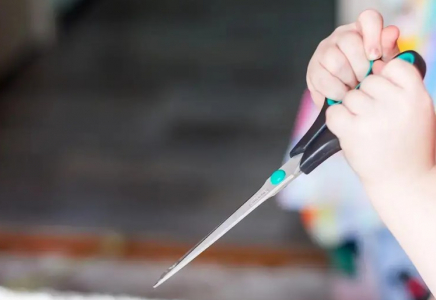 Павлодарда үш жасар қыз өз көзіне өзі қайшы сұғып алған