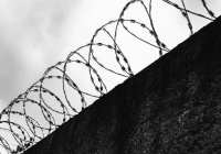 Атырауда балаларды зорлаған ер адамның жаназасына жүздеген адам жиналды: Олар оның не үшін сотталғанын білмеген