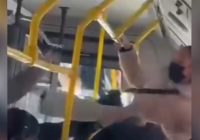 Алматыда автобусқа мінген екі әйел төбелесіп, бір-бірін аяусыз ұрды (ВИДЕО)