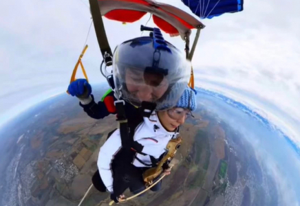 Қазақстандық қобызшы парашютпен секіріп, әуеде күй тартты