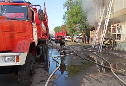 Алматыда өртеніп жатқан ғимараттан 7 адам құтқарылды