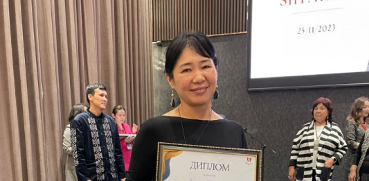 ​Ұлттық өнерге жан бітірген: суретшілікті зергерлікпен үндестірген шебер