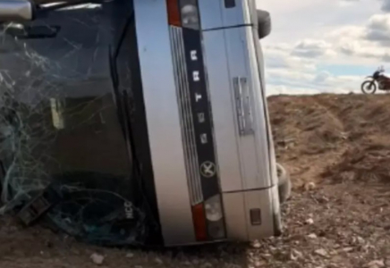 Қарағандыда аударылған автобус: зардап шеккендердің басым бөлігі үйіне жіберілді