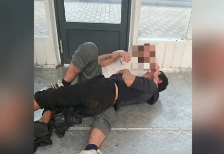 «Екі ер адам құшақтасып жатыр»: Павлодар полициясы желіде тараған видеоға қатысты мәлімдеме берді (ВИДЕО)