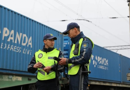 Астанада кәмелетке толмаған балалар жүк пойызының вагонына шығып, 70 км жолды жүріп өткен