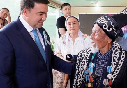 Нұралхан Көшеров ғасыр жасаған ардагердің шаңырағына барып, арнайы құттықтады