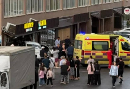 Астанада автокөлік көкөніс сататын дүңгіршекке соғылып, 15 жастағы қыз жарақаттанды
