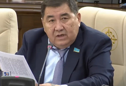 «Біз жылауық халыққа айналмауымыз керек»: Ермұрат Бәпи – тарихи жарақат туралы