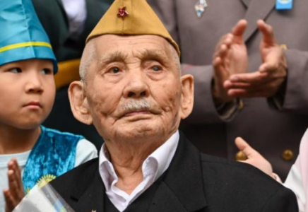 Құрлық әскерлерінің бас қолбасшысы Астанадағы жалғыз соғыс ардагерін мерекемен құттықтады