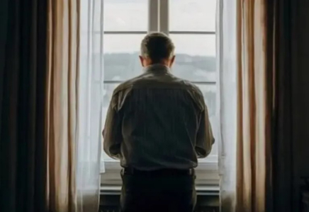 Мас күйінде анасын алтыншы қабаттан лақтырып жіберген ер адам сот алдында жауап береді