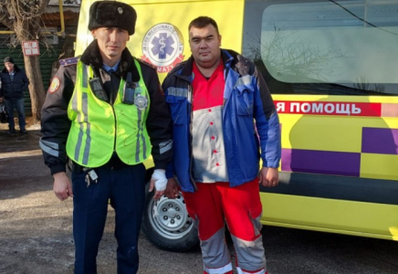 Алматыда полицей мен фельдшер жанып жатқан үйден әйелді құтқарып қалды