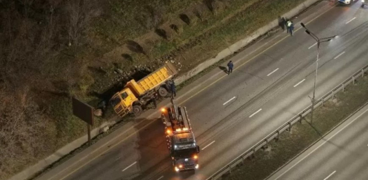 Алматыда КамАЗ арыққа аударылып түсті