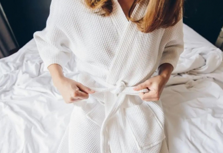 Ақтөбеде ер адам көршісінің үйінен халатпен келген әйелін пышақтап тастады