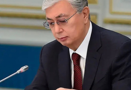 Тоқаев Қорғаныс министрлігіндегі үш жоғары лауазымды тұлғаны қызметінен босатты