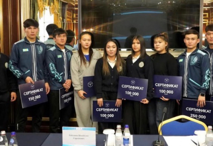 Түркістанда үздік ауыр атлеттер марапатталды