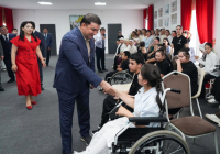 Түркістан облысының әкімі «Дара ұрпақ» инклюзивті театрының ұжымымен кездесті