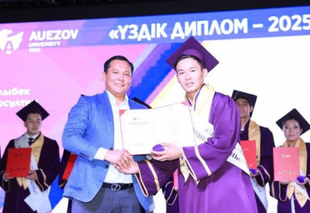 ​ӘУЕЗОВ УНИВЕРСИТЕТІНІҢ ТҮЛЕКТЕРІНЕ ДИПЛОМ ТАБЫСТАЛЫП, ЖАҢА ӨМІРГЕ ЖОЛ АШЫЛДЫ