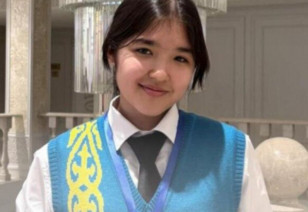 Өз бетінше үйренген: 11 сынып оқушысы он тілде еркін сөйлейді