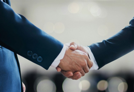 Екі ер адамның қол ұстасуы Қазақстанда заңға қайшы ма – депутат жауап берді