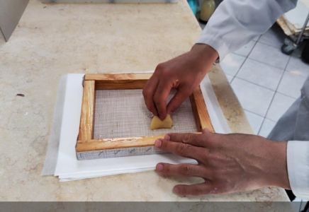 Қолжазбалар және сирек кітаптар ұлттық орталығында алғаш рет қағаз құю әдісі тәжірибеге енгізіле бастады