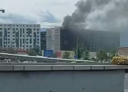 Алматыда салынып жатқан көпқабатты үй өртке оранды (видео)