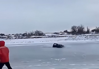 Жайық өзенінде инспекторлар квадроциклімен бірге мұз астына құлап кетті (ВИДЕО)