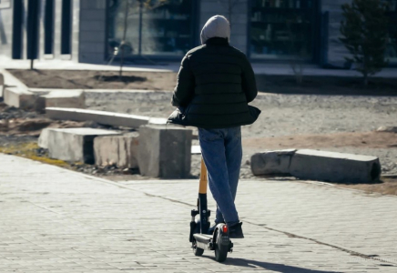 Алматыда самокат мінген жігіт өзіне ескерту жасаған ер адамның көзін шығарды