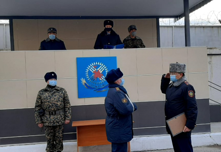 Ерлан Тұрғымбаев бойжеткенді зорлаушылардан құтқарған ұландық жауынгерді марапаттады