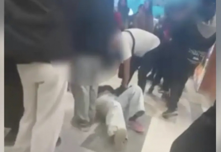 Ақтаудағы сауда орталығында қыз соққыға жығылды (видео)