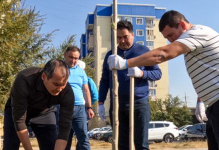 ​АКИМ ШЫМКЕНТА ПРИНЯЛ УЧАСТИЕ В ПОСАДКЕ ДЕРЕВЬЕВ ВМЕСТЕ С ЖИТЕЛЯМИ