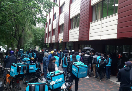 Алматыда жеткізу қызметінің курьерлері ереуілге шықты