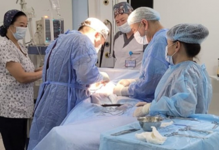 ​ШЫМКЕНТТІК ДӘРІГЕРЛЕР 4 ЖАСАР БАЛАНЫҢ ІШІНДЕГІ ҮЛКЕН ІСІКТІ СӘТТІ АЛЫП ТАСТАДЫ