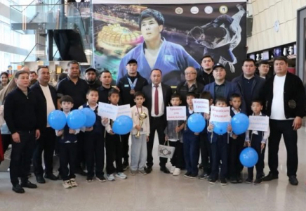 ТҮРКІСТАН: Азия чемпионатының жүлдегері Айдар Арапов елге оралды