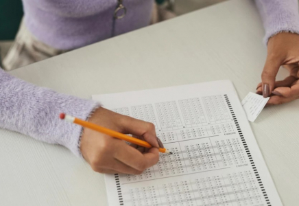 Қаңтардағы ҰБТ-ға 152 талапкер смартфон мен шпаргалка алып кірген