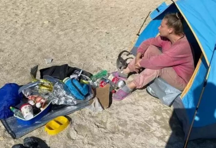 Ақтауда туыстары кіргізбей қойған әйел 5 ай жағалауда шатыр тігіп тұрған