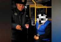 Абай облысында кондуктор жолақысын төлей алмаған баланы автобустан түсіріп жіберген