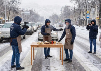 Алматыда жолдың қақ ортасына үстел жайып, жарнама түсіргендер соттан бір-ақ шықты