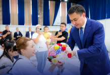 ШЫМКЕНТ: Ақжайық шағынауданында 50 отбасыға жаңа пәтердің кілті табысталды