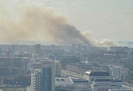 Астанада қураған шөп өртеніп жатыр