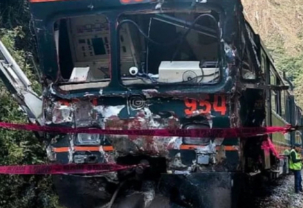 Перуде туристік пойыздар бетпе-бет соқтығысып, жүргізуші қаза тапты