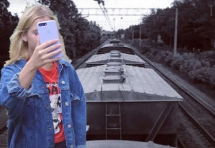 Селфи жасамақ болған: Павлодар облысында жас қыз вагон үстіне шығамын деп тоққа түсті