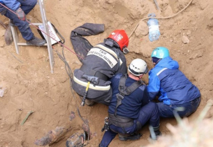 Павлодарда бес жұмысшыны топырақ басып қалды – қаза тапқандар бар