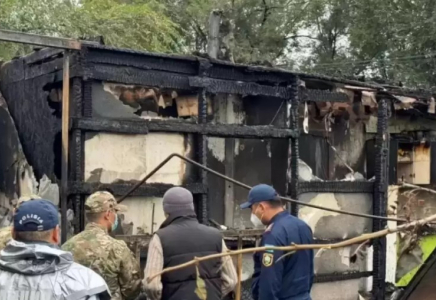“Тергеу жүріп жатыр”: Сәденов Талғардағы Қаржаубайдың өртенген үйі жайлы