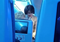 Желіде ұшақ бортында жолаушыға көмек көрсеткен министр Әлназарованың видеосы тарады