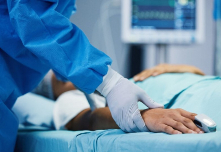 Өзін кездейсоқ атып жіберді: реанимацияда жатқан полицейдің жағдайы өте ауыр