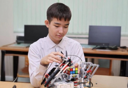 ​Астаналық оқушы 1 минутта кубик рубик жинайтын робот жасап шығарды