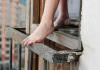 Өскеменде көпқабатты үйден секірген 13 жастағы жасөспірім тірі қалды