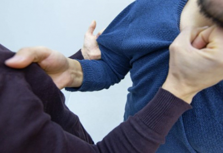 Қостанайда бір топ адам полиция қызметкерін аяусыз соққыға жықты