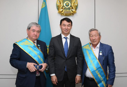 Түркістан өңірінен шыққан қос қайраткерге құрмет көрсетілді