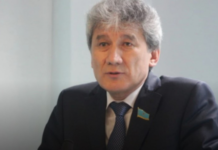 Мәжілістен бір депутат өз еркімен кетті